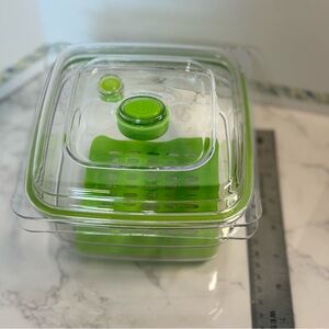 Foodsaver 5 cup containers with lid, set of 2. New